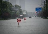 鄭州市民朋友們，暴雨期間請注意留意警示標志牌！